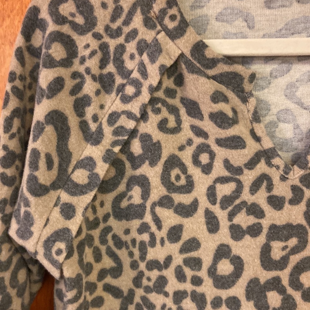 Another Reason Animal Print Split V Neck Rounded Hem Soft Popover Comfy Top S - Picture 3 of 9
